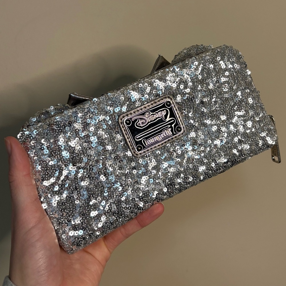 Minnie Mouse Silver Sequins Bow White Polka Dots Loungefly Wallet
Zip Around - Picture 3 of 8